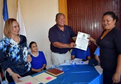 Reconocen labor de servidores p&uacute;blicos de Granada