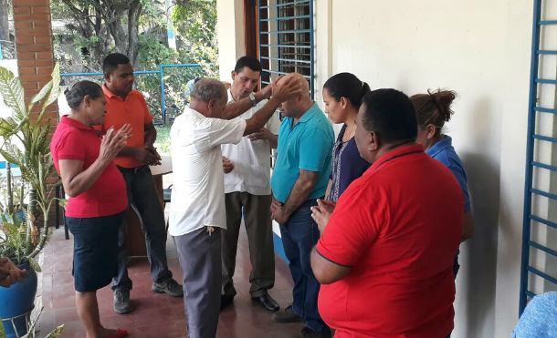 Quezalguaque: Iglesia evangélica y servidores públicos en cadena de oración por la paz de Nicaragua