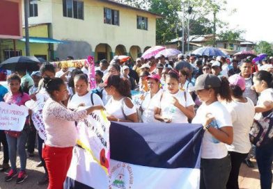 Costeños realizan caminata por la paz y la no violencia