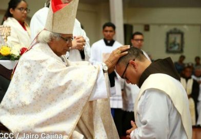 Cardenal Brenes ordena sacerdote a Fray de la Orden Franciscana