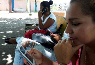 Población de San Juan de Nicaragua se informa y estudia en los parques wifi