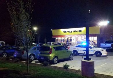 Un hombre desnudo abre fuego en una cafetería de Tennessee: 4 muertos