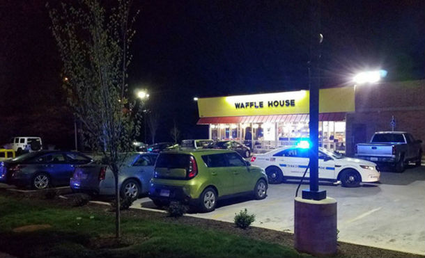 Un hombre desnudo abre fuego en una cafetería de Tennessee: 4 muertos