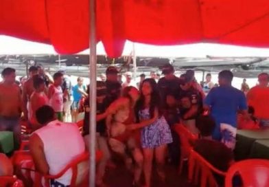 Esta mujer en estado de ebriedad fue detenida por hacer el show en una playa