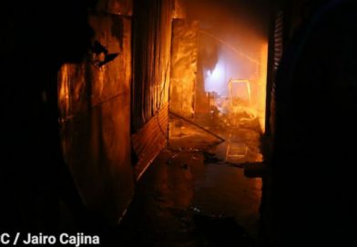 Incendio devora varios tramos en Mercado Oriental