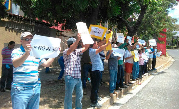 Familias se pronuncian contra el saqueo y a favor de la paz en las afueras de Plaza Inter
