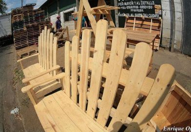 De material descartado a llamativos muebles de madera