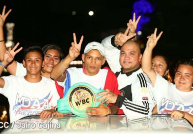 Juventud Sandinista da un gran recibimiento al campeón mundial de boxeo Crístofer "El Látigo" Rosales