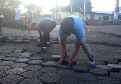 Niños y adultos reconstruyen sus calles