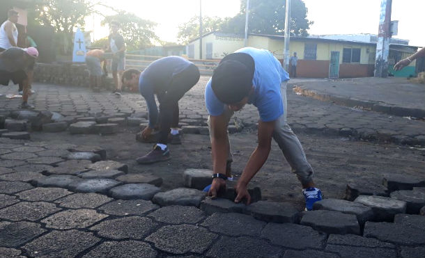 Niños y adultos reconstruyen sus calles
