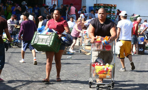 Saquean comercios en toda Managua