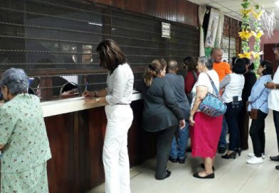 Trabajadores reciben adelantado el pago del mes de mayo
