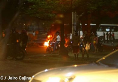 Vándalos de la derecha roban 2 vehículos y equipos de trabajo a periodistas de Canal 8
