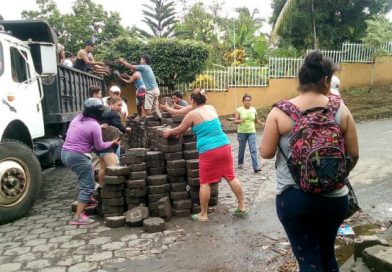 Población, alcaldía y policía limpian las vías en Catarina