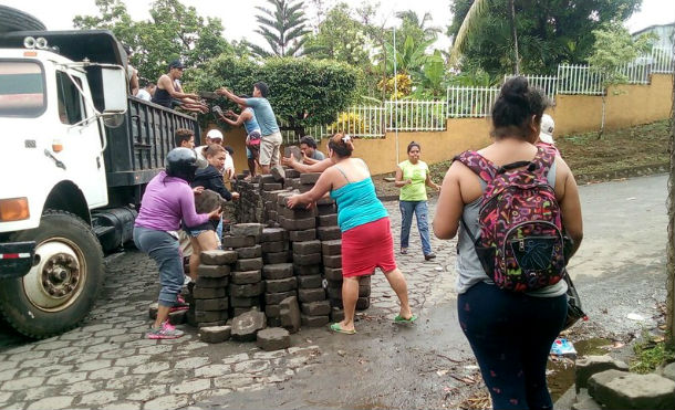 Población, alcaldía y policía limpian las vías en Catarina