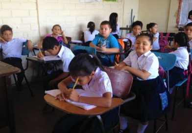 Estudiantes acuden a clases para recibir el pan de la ense&ntilde;anza