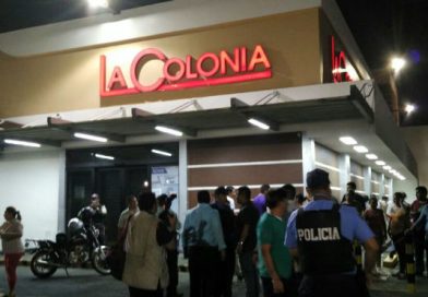 Población y Policía Nacional resguardan supermercados ante amenazas de saqueo