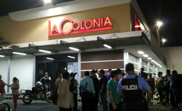 Población y Policía Nacional resguardan supermercados ante amenazas de saqueo