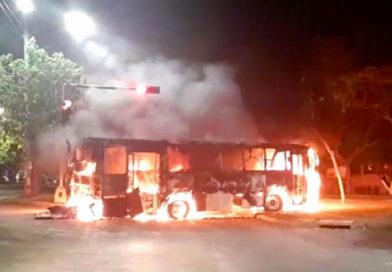 Pandilleros financiados por la derecha secuestran y queman buses en Managua