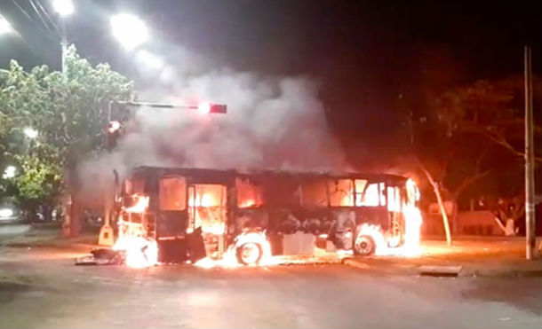 Pandilleros financiados por la derecha secuestran y queman buses en Managua