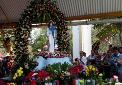 Familias claman por la paz junto a la Virgen de Cuapa