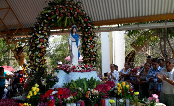 Familias claman por la paz junto a la Virgen de Cuapa