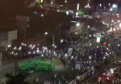 Grupos vandálicos derriban Árbol de la Vida y cae sobre una persona