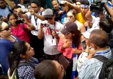 Manifestantes violentos agreden a periodistas en la entrada del Seminario Nacional