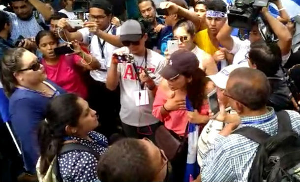 Manifestantes violentos agreden a periodistas en la entrada del Seminario Nacional