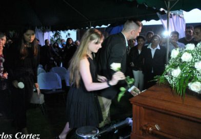 Comunidad Hosanna da el último adiós al Pastor Spencer