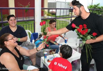Flores y música para las madres desde el Paseo Xolotlán