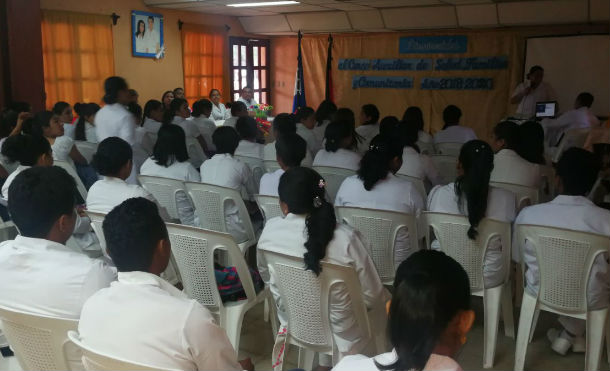 Encuentro de intercambio de experiencias entre auxiliares de salud familiar-comunitaria y docentes