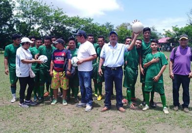 Gobierno Local de Moyogalpa entrega uniformes a equipos de fútbol