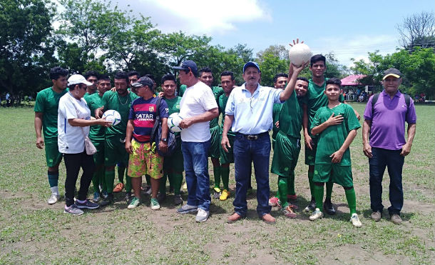 Gobierno Local de Moyogalpa entrega uniformes a equipos de fútbol