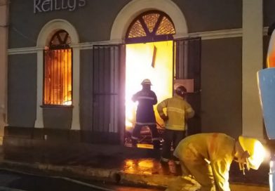 Incendio afecta varios establecimientos de la ciudad de Granada
