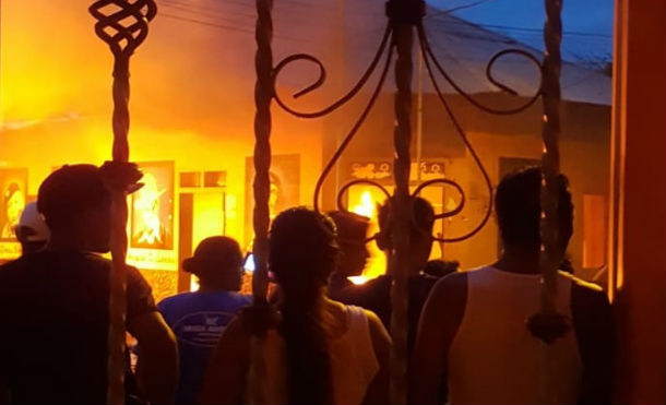 Vándalos de la derecha destruyeron y quemaron las instalaciones de la casa sandinista en Altagracia, Isla de Ometepe