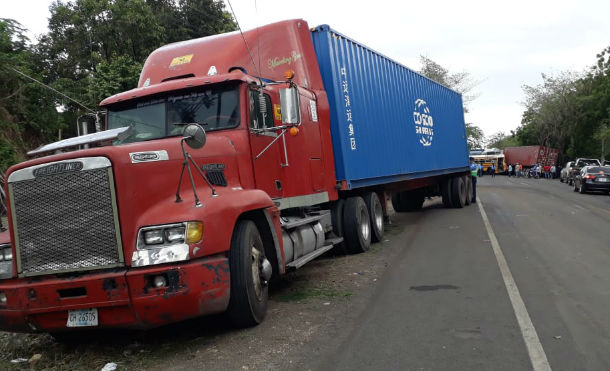 Once lesionados entre ellos tres graves al impactar bus matagalpino contra un furgón en León