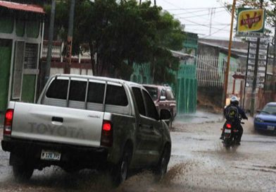 Fuerte lluvia afectó a familias en los barrios Hugo Chávez y Walter Ferreti
