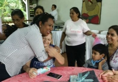 Gobierno rinde homenaje a madres de héroes y mártires en saludo al día de las madres