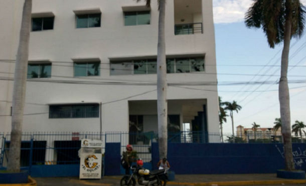 Grupos delincuenciales de la derecha vandalizan edificio del Ministerio de Economía Familiar
