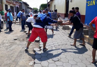 Jóvenes se unen para reparar las calles adoquinadas de Monimbó