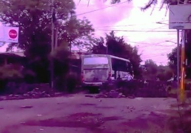 Grupos paramilitares de la derecha secuestran dos buses y los trasladan a la Upoli