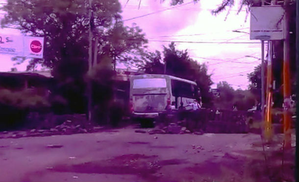 Grupos paramilitares de la derecha secuestran dos buses y los trasladan a la Upoli