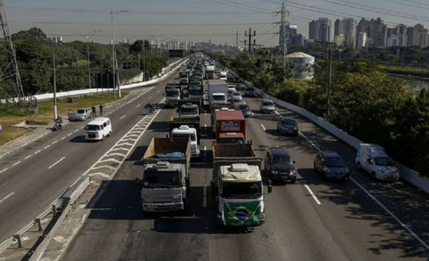 Gobierno de Brasil ordenó al Ejército que despeje las rutas bloqueadas por la huelga de camioneros