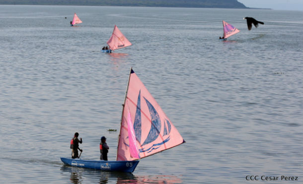 Familias de Managua disfrutaron atractiva competencia de vela en el Lago Xolotlán