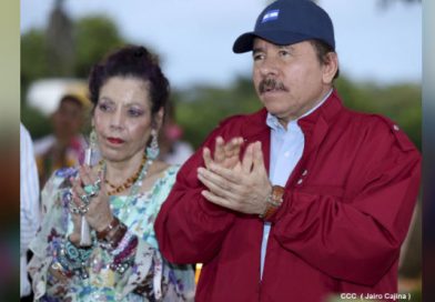 El Presidente Comandante Daniel Ortega Saavedra y la Compañera Rosario participan en oración y cantata en la Avenida de Bolívar a Chávez