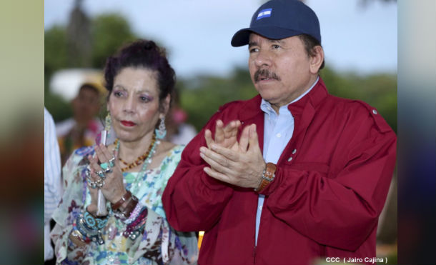 El Presidente Comandante Daniel Ortega Saavedra y la Compañera Rosario participan en oración y cantata en la Avenida de Bolívar a Chávez