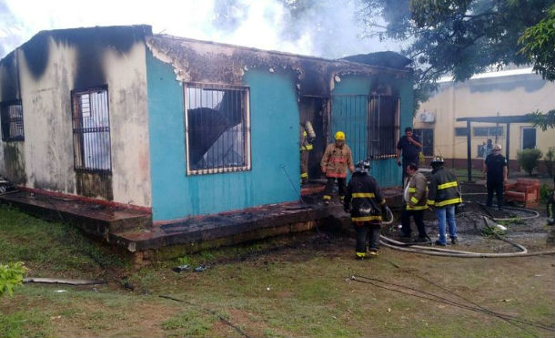 Queman los restos que quedaron del edificio de Radio Nicaragua