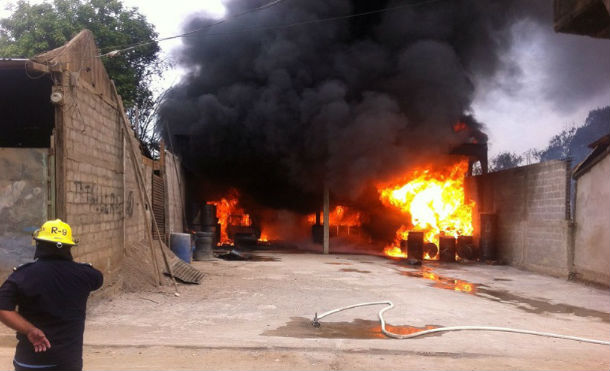 Recalentamiento del sistema eléctrico ocasionó incendio en vivienda