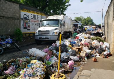 Alcaldía de León recolecta basura para evitar enfermedades en el mercado La Terminal